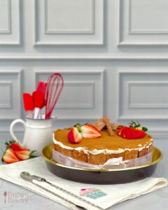 كيكة الكراميل بالفراولة مع أدوات الخبز